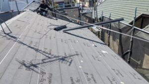 さいたま市保土ヶ谷区にて行った屋根修理（スーパーガルテクトへのカバー工法）ルーフィングの施工