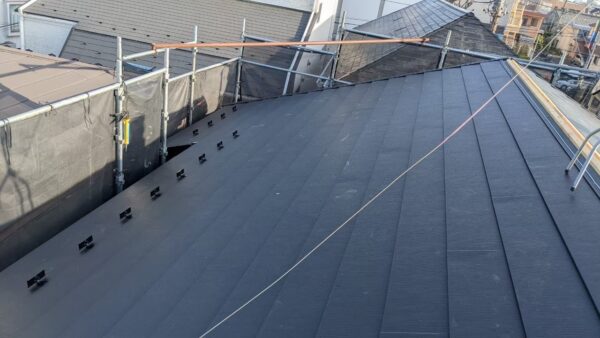 さいたま市南区にて屋根修理＜スレートからスーパーガルテクトへのカバー工法＞の施工後写真