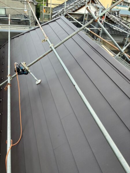 さいたま市岩槻区にて屋根修理＜コロニアルNEOから横暖ルーフへのカバー工法＞の施工後写真
