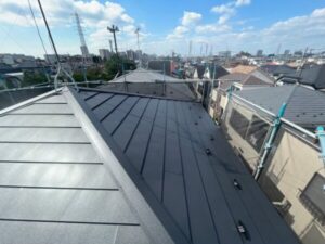 さいたま市緑区にて屋根修理（カバー工法）完工の様子