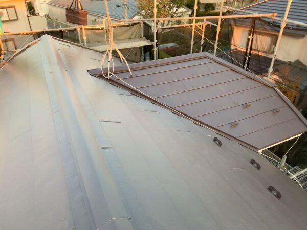 さいたま市にて屋根修理〈スレートから横暖ルーフへのカバー工法〉の施工後写真