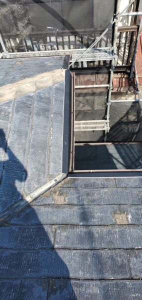 さいたま市にて屋根修理〈築24年スレート屋根からスーパーガルテクトへのカバー工法〉の施工前写真