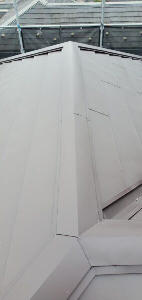さいたま市にて屋根修理〈築24年スレート屋根からスーパーガルテクトへのカバー工法〉の施工後写真
